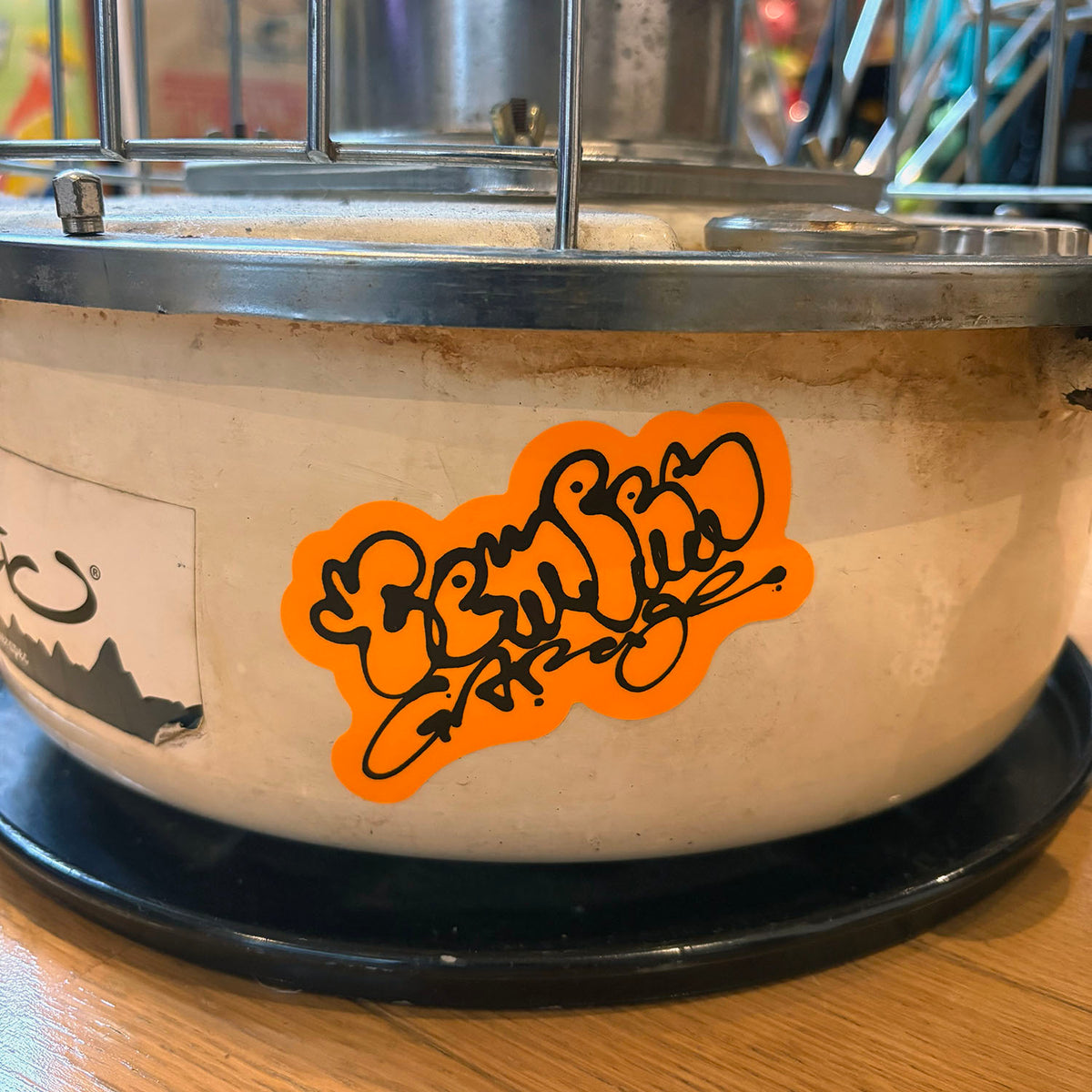 tempra garage × Ryuji Kamiyama ロゴ ステッカー（オレンジ